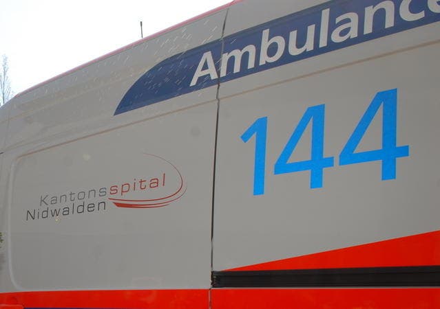 Der 72-jährige Töfffahrer musste mit dem Rettungsdienst ins Spital überführt werden. (Symbolbild Neue NZ)