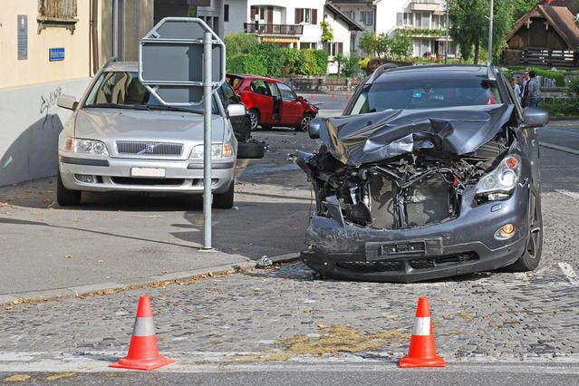 Die in den Unfall involvierten Autos stehen auf und entlang der Bahnhofstrasse. (Bild: Kantonspolizei Obwalden)