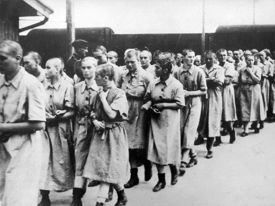 "Arbeitsfähige" Frauen nach dem Entlausungsprozess: Wer bei der Ankunft nicht direkt für die Gaskammern selektiert wurde, wurde desinfiziert und rasiert - meist am ganzen Körper. Das Prozedere gehörte zum Registrierungsprozess im Lager. (Bild: Keystone)