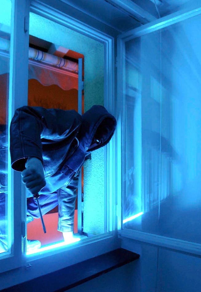 Einbrecher verschaffen sich gerne über ungesicherte Fenster und Türen Zutritt in Gebäude (gestellt Szene). (Bild Walter Bieri/Keystone)