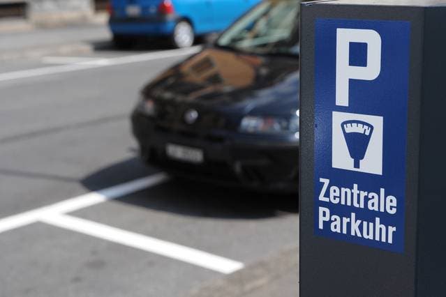 In der Stadt Luzern gibt es nun anstelle von blauen mehr weisse Parkplätze. (Bild Boris Bürgisser/Neue LZ)