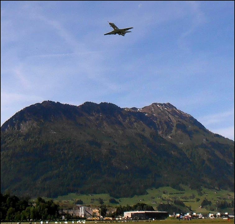 PC-24 auf seinem Erstflug. Im Hintergrund das Stanserhorn (Bild: Leserbild Sepp Bernasconi)