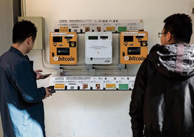Bitcoin- und Ether-Automaten in Hongkong. (Bild: Jerome Favre/EPA (11. Dezember 2017))