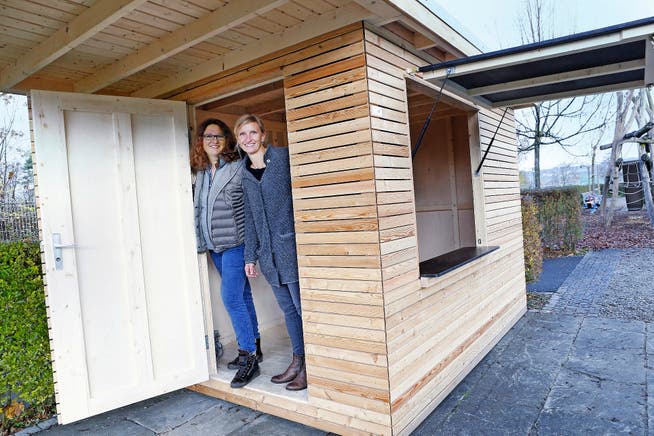 Esther Camara und Anja Leutenegger (rechts) in der noch leeren «Quartier Box».Bild: Werner Schelbert (Zug, 18. November 2016)