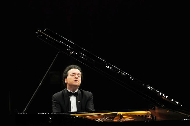 Hohe Kunst: der russische Pianist Evgeny Kissin bei seinem Auftritt im KKL-Konzertsaal. (Bild LF/Peter Fischli)