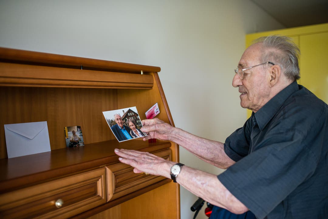 Ferdinand Wyss macht es sich heimelig im neuen Zuhause – und rückt das Foto von sich und seiner verstorbenen Freundin an den richtigen Platz. (Bild: Roger Grütter / Neue LZ)