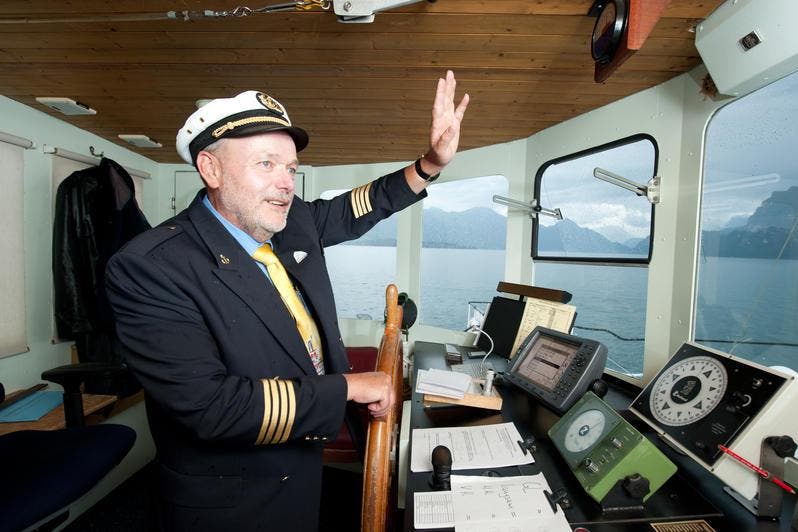 Kapitän Kuno Stein begrüsst die anderen Schiffe. (Bild: Dominik Wunderli/Neue LZ)