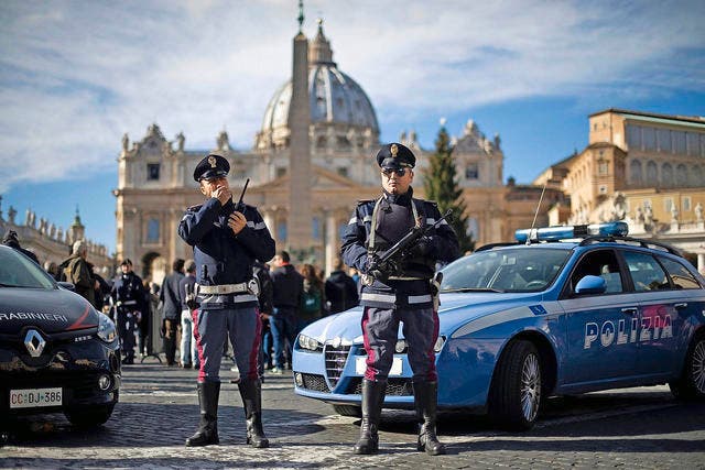 Polizisten sichern am Sonntag den Petersplatz im Vatikan. Gestern wurden die Sicherheitsmassnahmen massiv verschärft. (Bild: Dukas/Antonello Nusca)