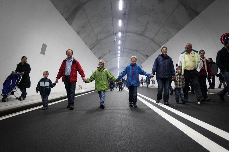 11. Juni: Zubringerfest für den neuen Rontal Zubringers. Im Bild: Sven (5), Urs (37), Marcel (8), Fabian (9), Silvia (34) und Jan (4) Wittmer aus Inwil marschieren durch den neuen Tunnel Richtung Dierikon. (Bild: Manuela Jans/Neue LZ)