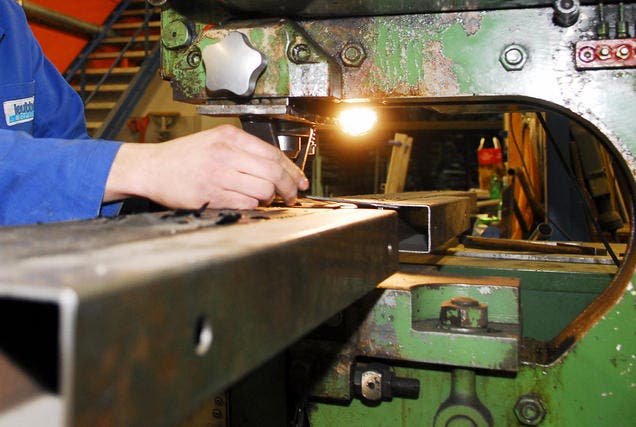 Ein Obwaldner Metallbauer bei der Arbeit. (Bild: Archiv / Neue NZ)