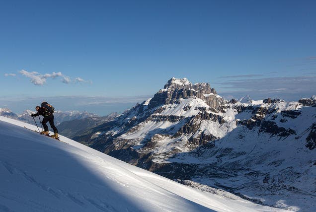 Bei einer Skitour ist der Schwyzer abgestürzt. (Symbolbild) (Bild: Keystone)