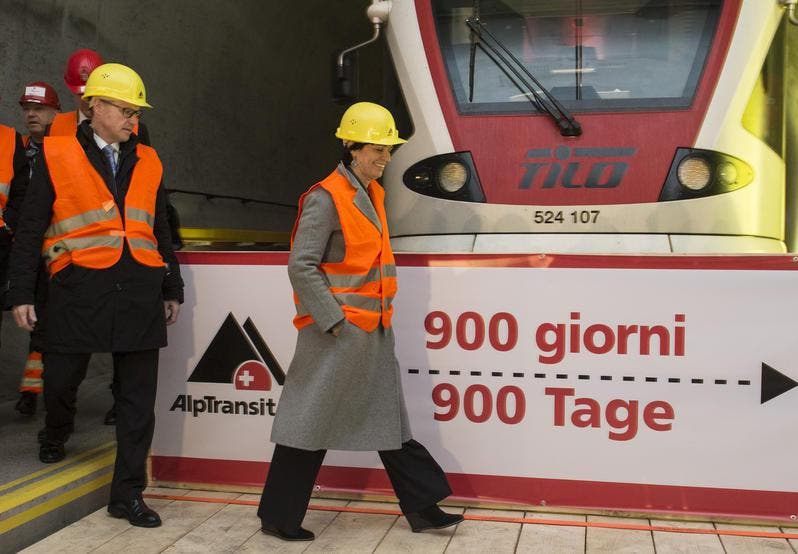 16.12.2013: Noch 900 Tage bis zur offiziellen Eröffnung des Gotthard-Basistunnels, im Bild SBB-CEO Andreas Meyer (links) und Bundesrätin Doris Leuthard. (Bild: Keystone)