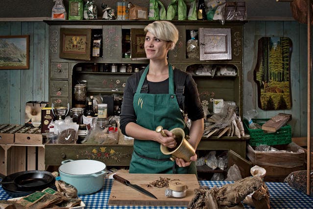«Ich finde es letztlich viel ehrlicher, mit Moos zu würzen statt mit Aromat»: Rebecca Clopath in ihrem Reich, der Küche im Restaurant Rössli in Escholzmatt. (Bild Pius Amrein)