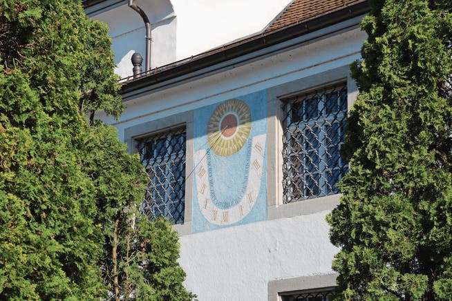 Die Vertikalsonnenuhr von Eugen Hotz an der Sakristei der Pfarrkirche zeigt die Zeit zwischen acht Uhr morgens und vier Uhr nachmittags an. Würde die Wand genau nach Süden zeigen, wäre die Zeitspanne grösser.