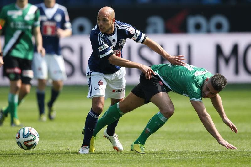 Yassin Mikari gegen St. Gallens Dejan Janjatovic. (Bild: Philipp Schmidli / Neue NZ)