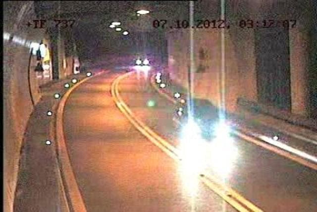 Eine Überwachungskamera filmte den Falschfahrer im Tunnel. (Bild: Kantonspolizei Obwalden)