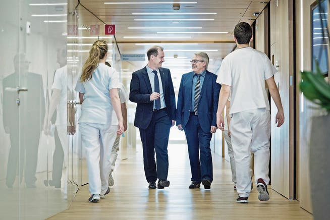 Beat Villiger (rechts) mit Luks-Direktor Benno Fuchs im Spital Luzern. (Bild: Pius Amrein (25. Februar 2016))