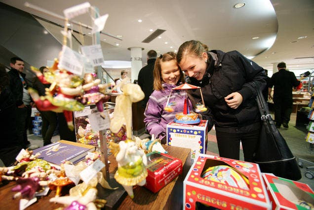 Lisa (9-jährig, links) und Nina Kronenberg (12-jährig) aus Reiden entdecken Geschenksideen im Buchhaus Stocker. (Bild: Philipp Schmidli/Neue LZ)