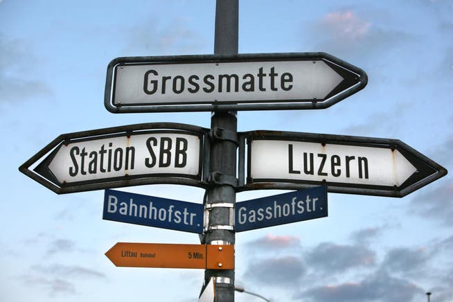 Strassenausbau: Ausser dem Namen (von Bahnhofstrasse zu Cheerstrasse) hat sich noch nichts verändert. (Bild: Nadia Schärli (Littau, 18. März 2008))