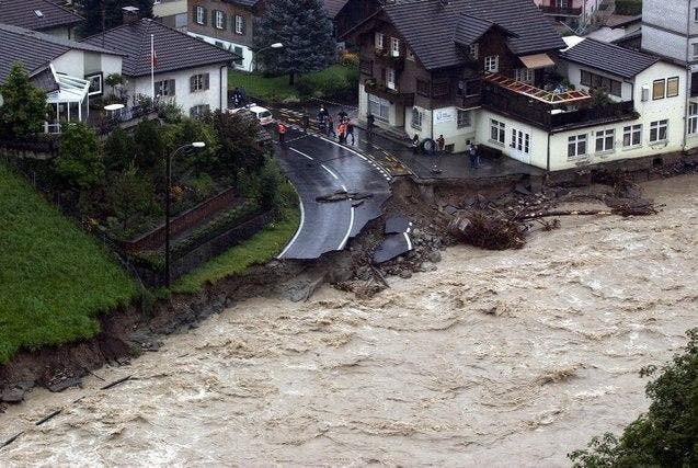 22. August 2005: Die Kleine Emme spült die Hauptstrasse. Wie hier in Werthenstein will der Kanton Luzern weitere Schutzbauten gegen Hochwasser und Murgänge erstellen, doch es fehlt das Geld. (Archivbild Neue LZ)