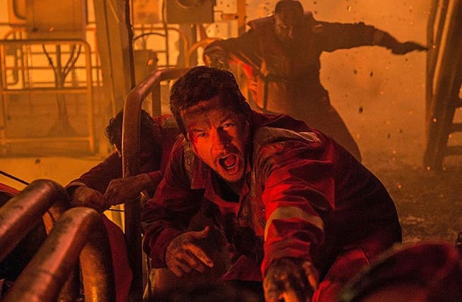 Cheftechniker auf der «Deepwater Horizon»: Mike Williams (Mark Wahlberg, vorne) im Inferno. (Bild: Ascot Elite/PD)