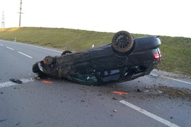 Nach Überholmanöver landet ein 21-jähriger Autofahrer mit seinem Fahrzeug auf dem Dach. (Bild: Zuger Polizei)