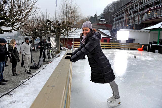 31. Januar: Sarah Meier dreht auf dem Eisfeld des Hotel Hermitage ein Video. Zwei Tage zuvor wurde sie in Bern Europameisterin. (Bild: Nadia Schärli/Neue LZ)