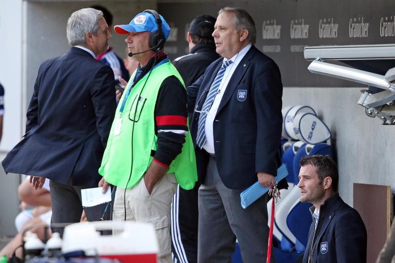 Luzerns Sportchef Alex Frei, rechts, beobachtet das Spiel. (Bild: Philipp Schmidli / Neue NZ)