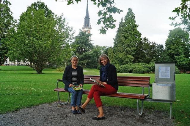 Die Initiantinnen Gaby Bernet (links) und Barbara Staub bei der Lesebox im Villettepark (Bild: pd)