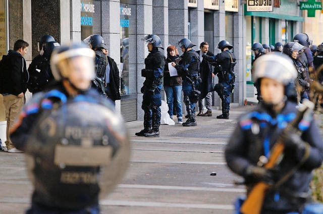 Polizisten kesseln Personen ein, die sich vom Bundesplatz entfernen wollen. (Bild Stefan Kaiser)
