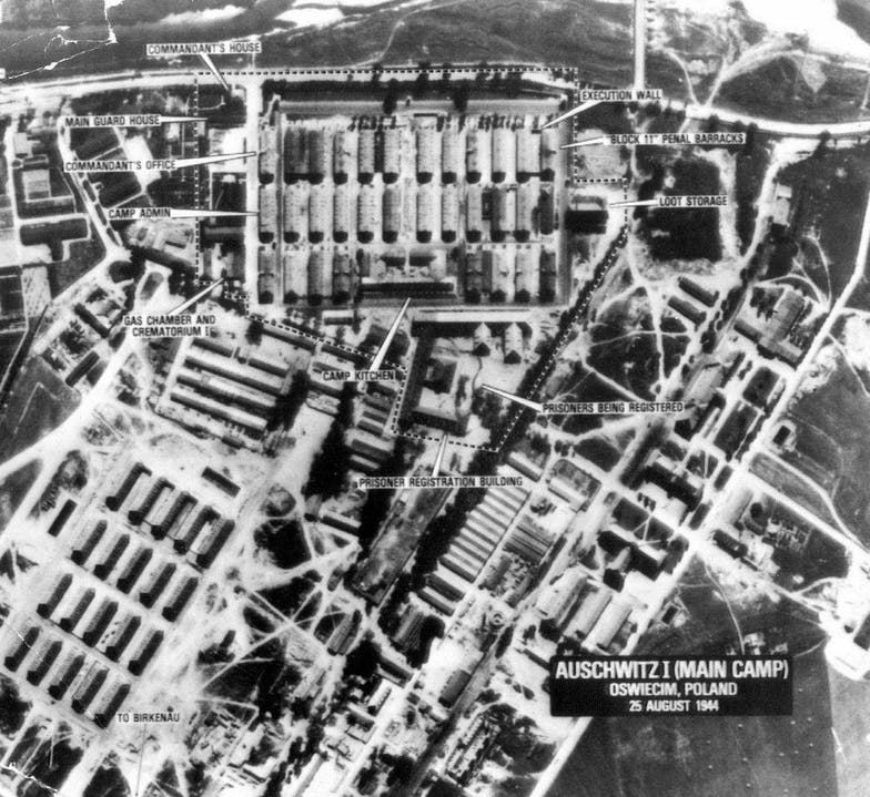 Eine Luftaufnahme aus dem Jahr 1944 zeigt die Ausmasse des KZ Auschwitz I, dem sogenannten Stammlager. (Bild: Keystone)