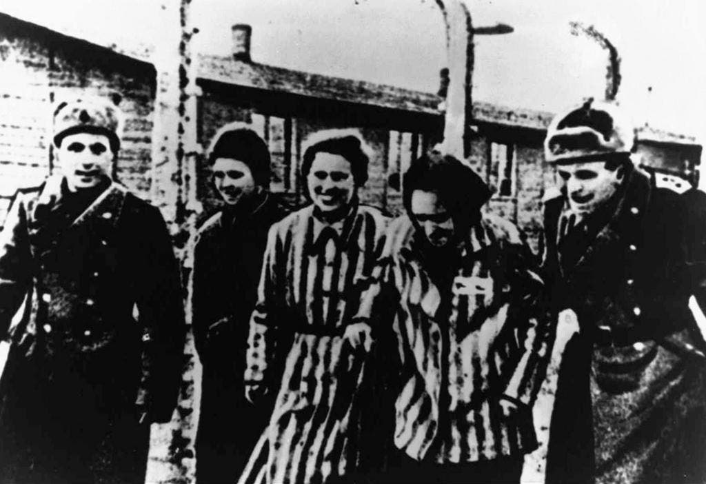Ein Lächeln für die Befreier: Zwei Inhaftierte werden von den Sowjets in Sicherheit gebracht. (Bild: Keystone)