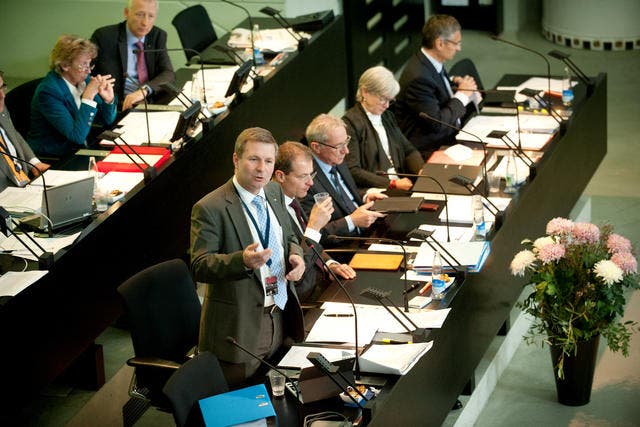 Finanzdirektor Marcel Schwerzmann (links) und seine Regierungsratskollegen an der letzten Kantonsratssession. (Bild: Boris Bürgisser)