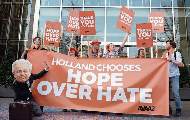 «Holland wählt Hoffnung statt Hass», freuen sich diese Demonstranten in Den Haag. (Bild: Daniel Reinhardt/DPA (16. März 2017))