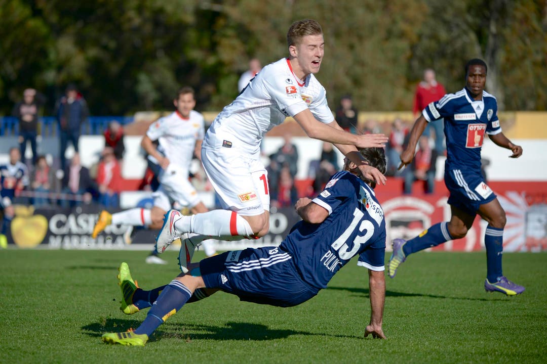 Tomislav Puljic (FC Luzern, unten) foult Martin Kobylanski (1. FC Union Berlin, oben). (Bild: Martin Meienberger)