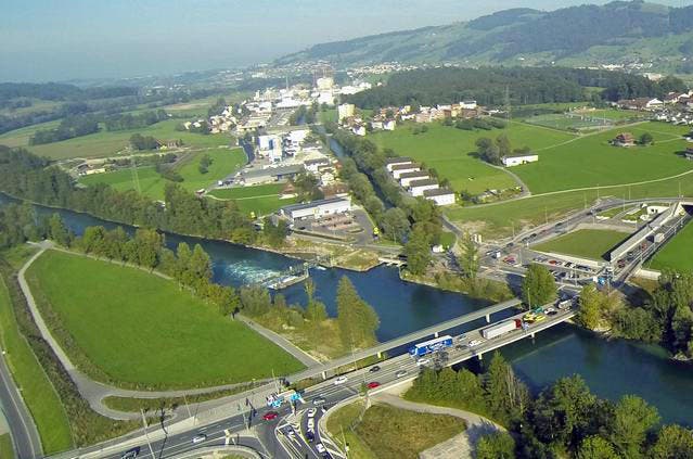 Der ideale Standort für eine künstliche Welle wäre das Gebiet um die Reussbrücke beim neuen Autobahnanschluss in Buchrain. (Bild: René Meier / Luzernerzeitung.ch)