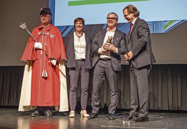 Claude Guggiari (Zweiter von rechts) wurde der «Champion» in der Kategorie Wirtschaft verliehen. (Bild: Patrick Hürlimann (17. Mai 2017))