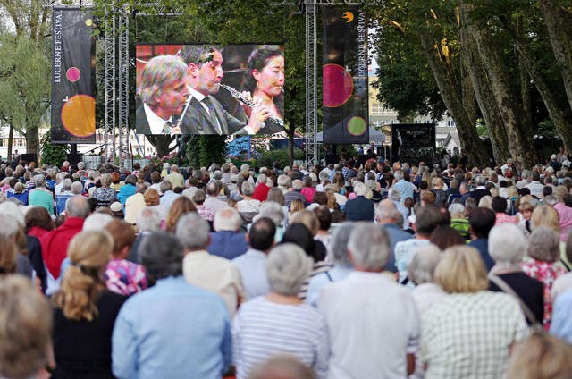 16. August 2013: Das Lucerne Festival lockte 2013 137'500 Besucher an. Das waren 25'000 mehr als im Vorjahr. Beliebt war auch das Public Viewing auf dem Inseli, wie dieses Bild eindrücklich beweist. (Bild: Philipp Schmidli / Neue LZ)