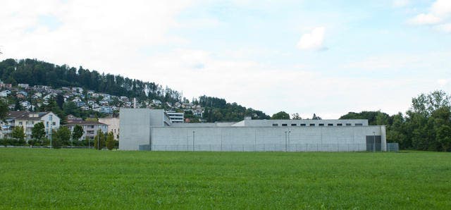 Auf diesem Areal bei der Haftanstalt Grosshof soll ein Asylzentrum entstehen. (Bild: Dominik Wunderli / Neue LZ)