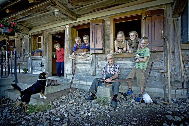 Auf der Alp vereint: (Von links) Käthi Portmann, Josef und Lisbeth Portmann, Josef Portmann senior und die Kinder Petra, Julia und Jonas Portmann. (Bild Pius Amrein)