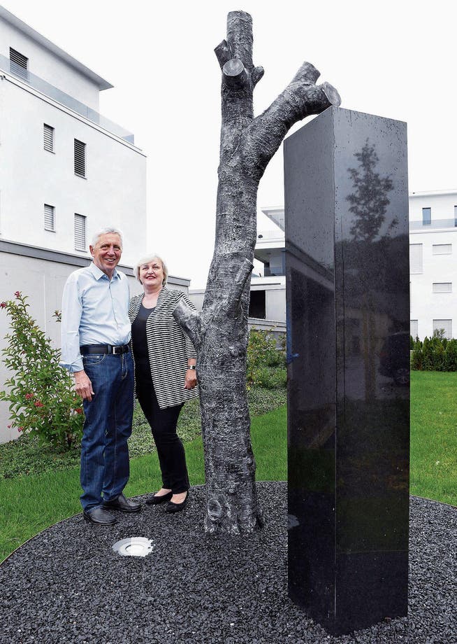 Vom Unterägerer Künstler und persönlichen Freund Albert Merz liessen Ursula und Gustav Iten die imposante Doppelskulptur «dazwischen» konzipieren.