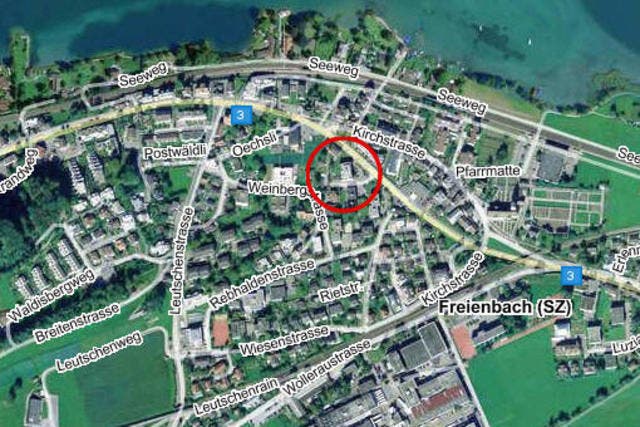 Mitten in Freienbach wurde am späten Nachmittag ein junger Mann am Bancomat ausgeraubt. (Bild: map.search.ch)