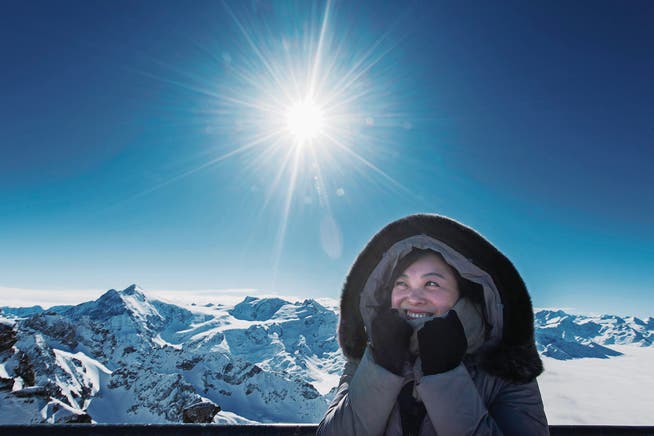 Eisige Temperaturen herrschten gestern auf dem Titlis. Die Touristen machen aber trotzdem gerne Erinnerungsfotos. (Bild: Eveline Beerkircher (26. Februar 2018))