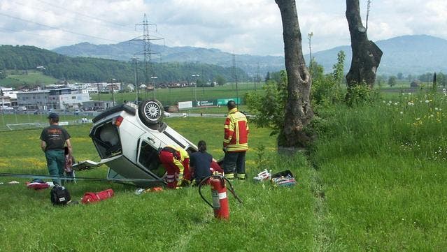 Das Opfer wird an der Unfallstelle mitten im Weidland geborgen. (Bild Kapo Schwyz)
