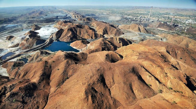 In den Minen des Mount Isa im australischen Queensland fördert Glencore Xstrata Erze, die Kupfer, Silber, Zink und Blei enthalten. Im Hintergrund (rechts) sind die zum Komplex gehörenden Schmelzhütten zu erkennen. (Bild: Keystone/Jack Atley)