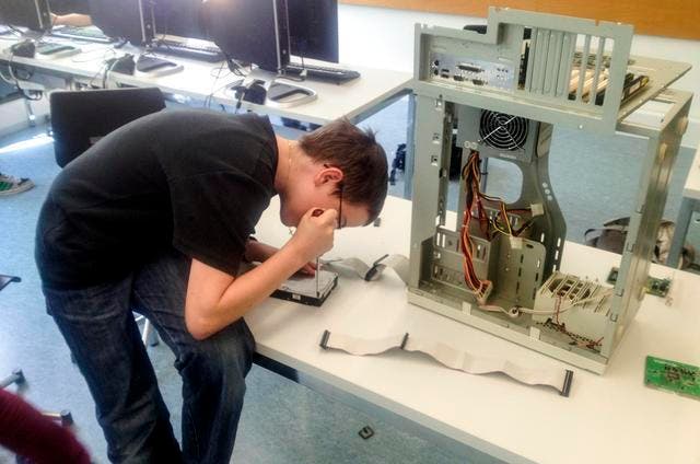 Ein Schüler der Kantonsschule Sursee baut einen Computer zusammen. (Bild: pd)