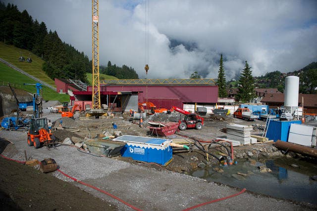 Die neue 8er-Gondelbahn auf den Titlis ist auf Kurs. Im Bild: Die neue Talstation in Engelberg entsteht neben der Alten (im Hintergrund). (Bild: Corinne Glanzmann / Neue OZ)