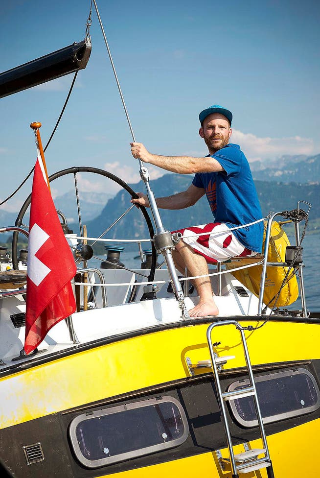 Ivo Ineichen in der Luzerner Bucht auf dem Segelboot, das er und sein Vater jeweils für den «Tatort» zur Verfügung stellen. (Bild Dominik Wunderli)