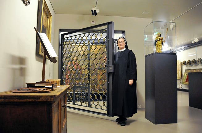 Schwester Rut-Maria Buschor vor dem Eingangstor zum Archiv, das im Kulturgüterschutzraum des Sarner Frauenklosters liegt. (Bild Christoph Riebli)