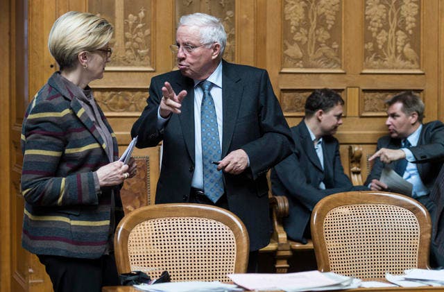 SVP-Nationalrat Christoph Blocher im Gespräch mit FDP-Fraktionschefin Gabi Huber. (Bild: Keystone / Alessandro della Valle)